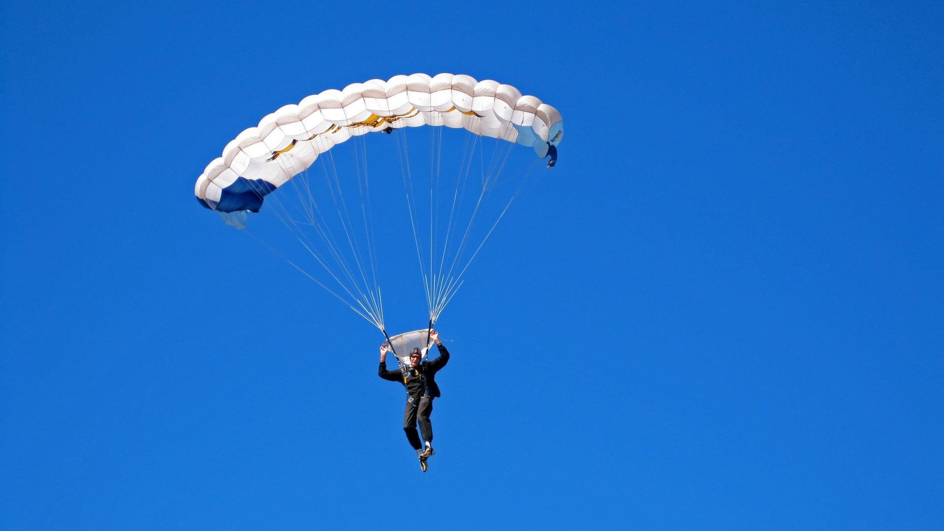 中国篮球运动员专项技术动作的力量学分析与训练优化，篮球专项力量训练的主要训练内容