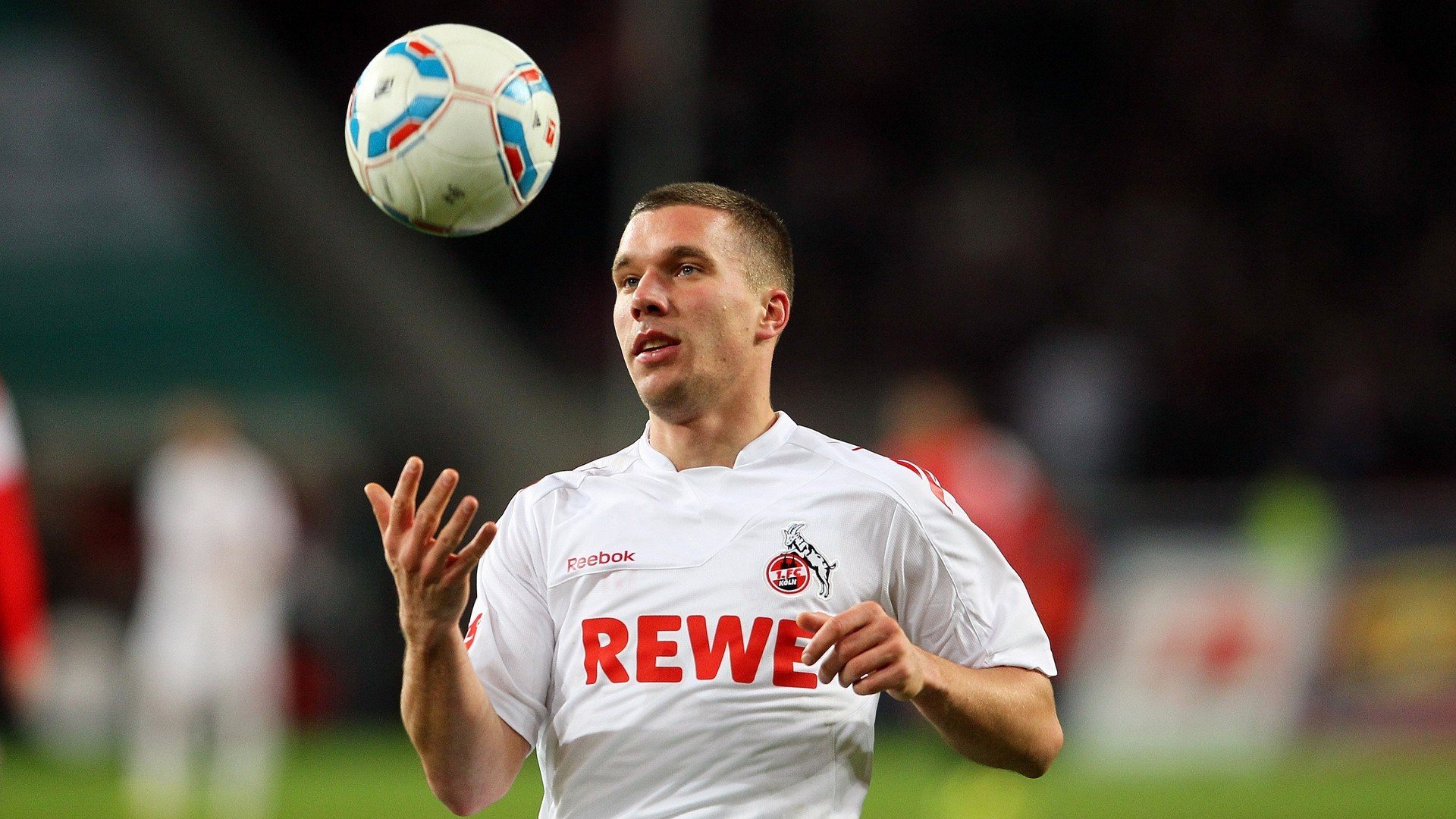 未来足球场馆将实现全场高清视频监控，确保赛事安全，足球场摄像头位置