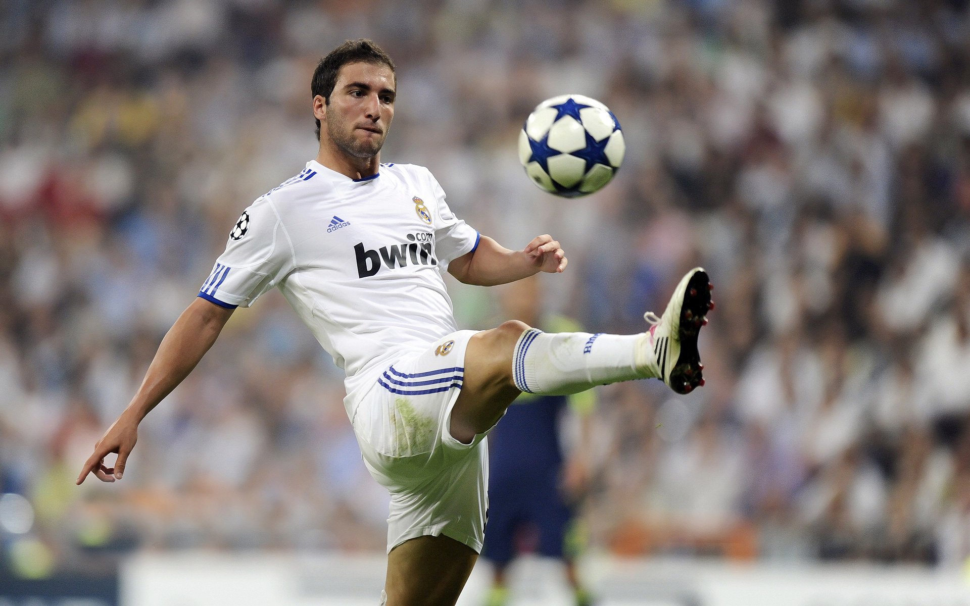 霍勒迪快攻策应队友命中率提升明显，霍勒迪单挑